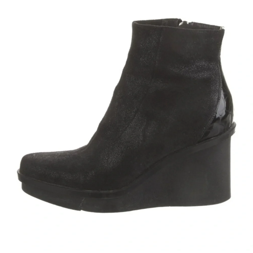 Donald J. Plainer Black Wedge Ankle Boots size 10